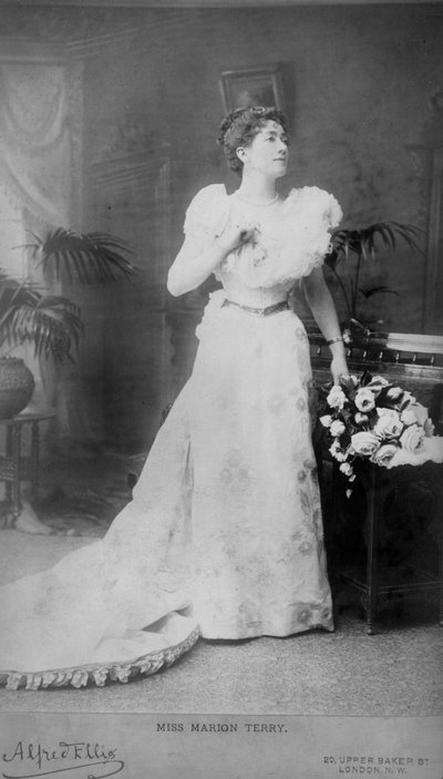 La señorita Marion Terry como Lady Windermere, fotografiada por Alfred Ellis, en El abanico de Lady Windermere, representada en el Teatro St. James, el 20 de febrero de 1892 de English Photographer